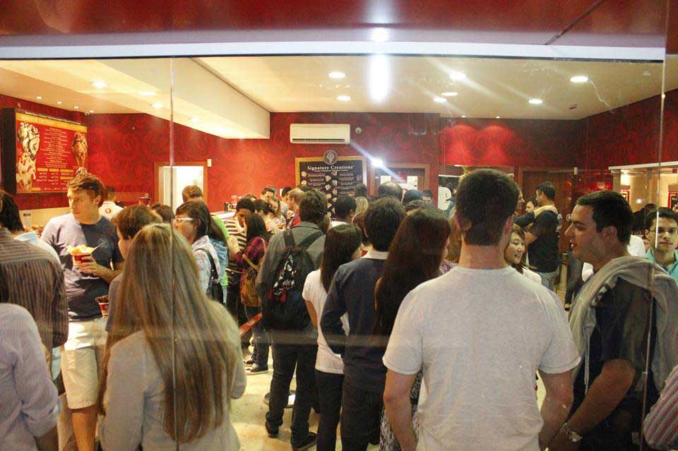 Customers waiting for Cold Stone Creamery in Brazil.