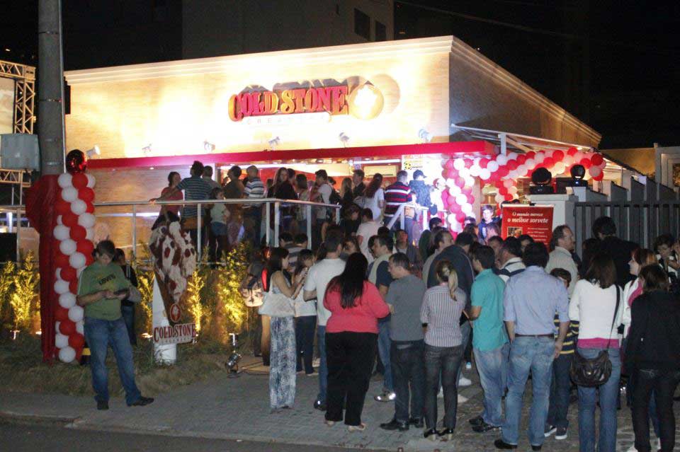 See grand opening of Cold Stone Creamery in Brazil.