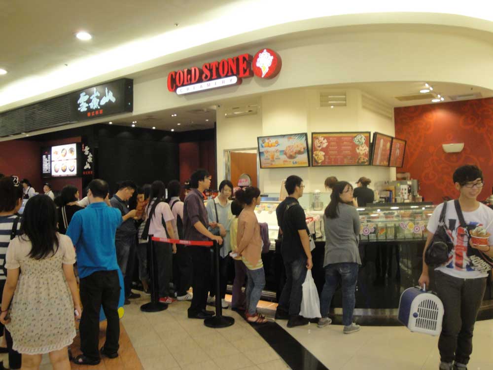 Customers waiting in line at Cold Stone Creamery in Taiwan .